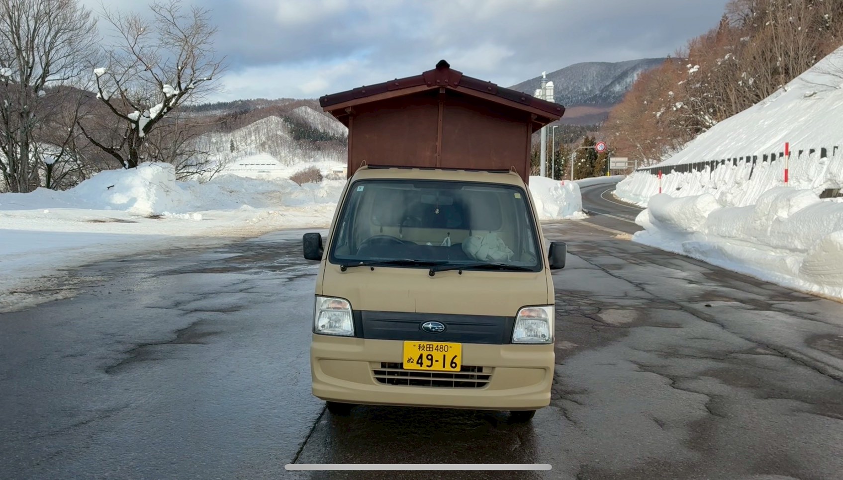 雪道を走る小屋